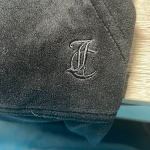 Juicy byxor svart - Dem e väl använda enligt mig hyfsat skick är en fläck inuti byxorna så säljer dem billigare💗💘