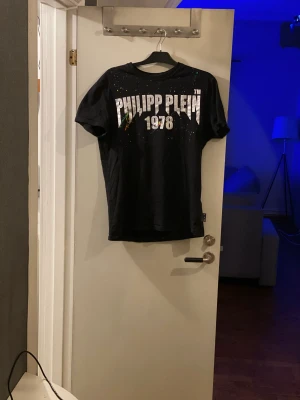 Philip Plein T-shirt - PP tröja i storlek M. Cond 7/10, använd några gånger men inga skador på tröjan. Kan skickas eller mötas upp i Göteborgs området