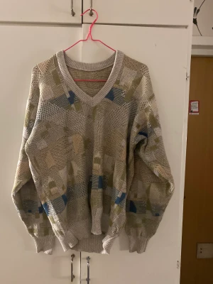 Farfarströja - Superhärlig tröja i fina färger! Köpt second hand men är i bra skick och nästan oanvänd av mig! Finns ingen storlekslapp eller märkeslapp men sitter som ca strl M-L💕💕