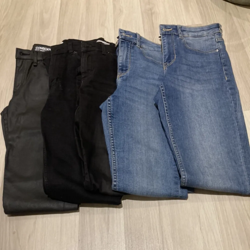 Säljer mina superfina skinny jeans.  Skriv 1-5 på vilka ni är intresserade av så skickar jag bilder och mer info!🫶🏼 Vissa är helt oanvända. 200kr/st pris kan diskuteras.. Jeans & Byxor.