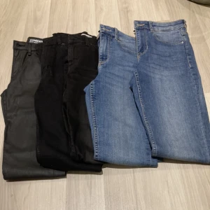 Jeans 1-5 - Säljer mina superfina skinny jeans.  Skriv 1-5 på vilka ni är intresserade av så skickar jag bilder och mer info!🫶🏼 Vissa är helt oanvända. 200kr/st pris kan diskuteras.