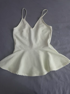 Gult urringat linne - Säljer detta gula linne som är för stort för mig. Använd en gång. Köpt för 100kr 