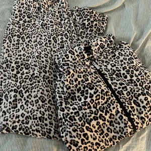 Leopard byxa/tröja  - Endast testad!  Storlek L Tyvär fattas snörena.  Jag ansvarar inte för postens slarv  Skickas med spårbart  