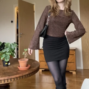 Glittrig meshtröja - Glittrig semi-genomskinlig tröja från Gina Tricot med trumpetärmar. Sparsamt använd men sömmen har krusat sig lite på diverse ställen. Syns knappt! Skickar gärna bild💗Passar både XS och S!
