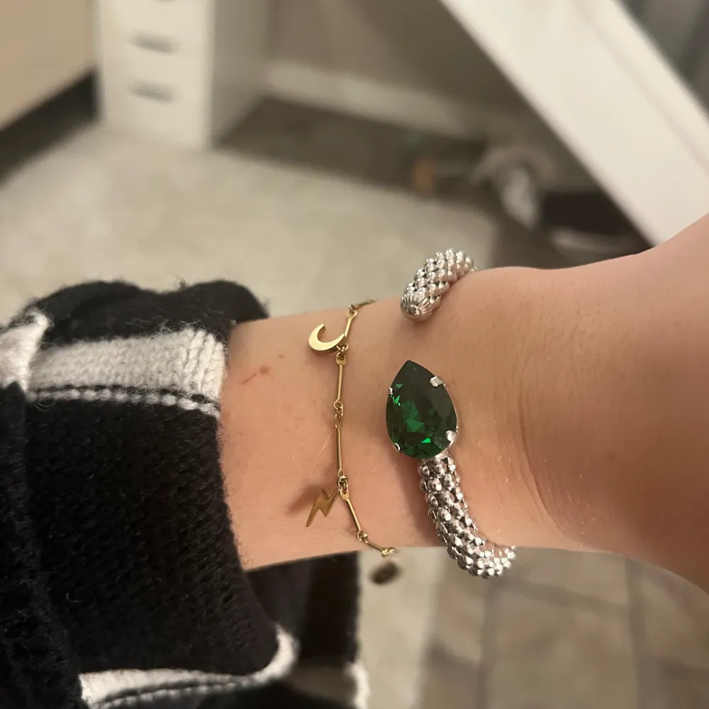 Säljer nu mitt fina Caroline Svedbom armband! Köpte ca 5 månader sedan men jag har aldrig använt det då jag personligen använder mest guld smycken. Köpt för 900kr!💗stenen är grön och skimrar jättefint i solljus💖. Accessoarer.