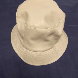 Buckethat från Zara - En buckethat i skinnimitation från Zara knappt använd så i väldigt gott skick 10/10.