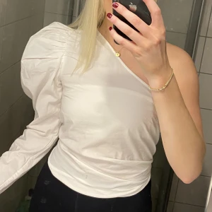 One shoulder top - Snygg one shoulder topp från Gina! Köpt för ca 2 år sedan men använd fåtal gånger💕💕