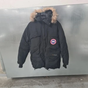 Canada goose-endast en ägare! - En canada goose i storlek L med endast en ägare. Kön-man, men funkar för båda. Annars fin och varm jacka💯