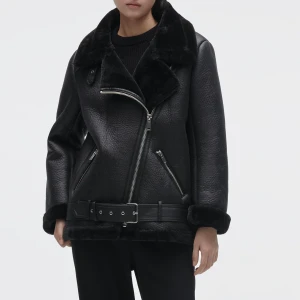 Teddy skinnjacka från Zara - Super fin jacka från Zara som knappt är använd! Fråga om egna bidler. Originalpris: 999kr 