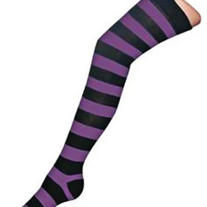 RANDIGA KNÄSTRUMPOR SVARTA OCH LILA - Coola randiga knästrumpor som är svarta och lila. Kallas också ibland för overtheknees. Knästrumporna, med sin unika längd sträcker sig straxt över knät och nät och jämnt upp till låren. Deras snygga passform gör dem perfekta för att användas på en romant