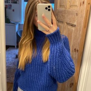 Stickad tröja  - En varm och fin tröja ifrån H&M som aldrig kommer till användning tyvärr! Väldigt bra skick och använt fåtal gånger! Skriv om du har några frågor eller funderingar, priset kan diskuteras❣️