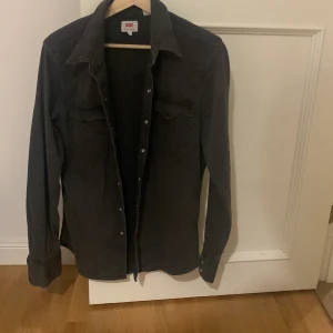 Jeansjacka från levis  -  ny, använt ett par gånger strl s, passar jättebra under en jeansjacka