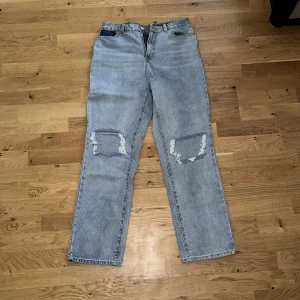 Jeans  - Raka jeans med hål för knäna. Aldrig använda. 