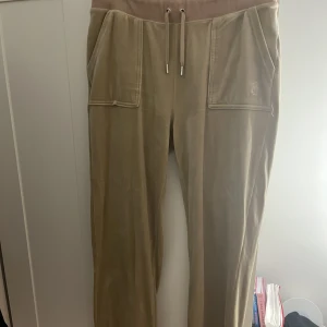 Juicy couture byxor - Säljer mina juice couture byxor då de knappt kommer till användning. Köpta för 999kr på Nelly. Använt fåtal gånger så de är i mycket fint skick. De är i storlek M och är långa på mig som är 175😇