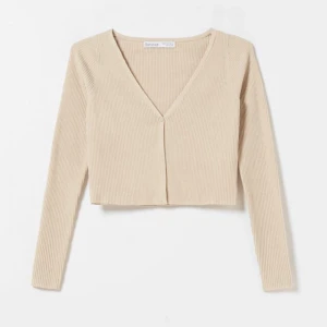 V-ringad ribbad cardigan - Från Bershka. Mycket sparsamt använt, i jättebra skick och ser helt ny ut. Ställ gärna frågor angående minsta lilla fundering. ☺️(OG pris: 149 kr)