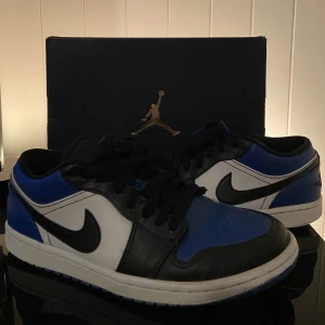 Jordan 1 low royal toe - Säljer ett par jordan 1 low royal toe i använt skick. Heeldrag samt en del skav på insidan av hälen därav priset. Skicka meddelande vid intresse eller fler bilder!