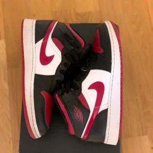 Jordans - Säljer mina Jordan 1 mid i färgen black/noble/red/white i storlek 38💕 skriv för fler bilder 