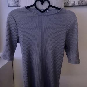 Ribbad tshirt - Grå jätte skön tshirt från lager 157 i storlek M! Sitter även fint som en S.  Nypris: vet ej