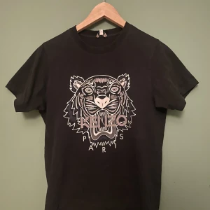 Kenzo Paris t-shirt - Jag säljer min gamla Kenzo Paris T-shirt som jag köpte i Rom för ett antal år sedan. Tröjan är i god kvalite och passformen är densamma. 
