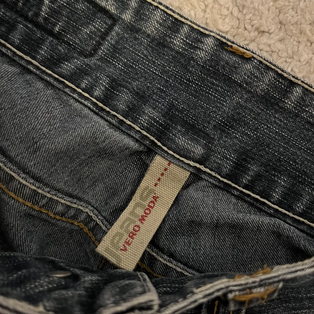 Jättefina straightleg jeans från vero moda. Tycker om de jättemycket men de har tyvärr blivit för små (bilderna är på en kompis) Pris kan diskuteras . Jeans & Byxor.