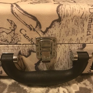 Vinyl spelare  - Säljer min vinyl spelare då jag inte använder den längre. Har även ariana grande vinyler om ni är intresserade i att köpa dom också. Skriv till mig för mer bilder! Köptes för 1500kr men säljer den för 1000kr pris kan diskuteras 