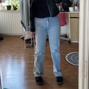 Jeans - Snygga högmidjade raka ljusblå jeans från bershka. Lite stora där bak men går lätt att fixa. Använda fåtal gånger.