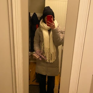 jacka  - fin beige vinterjacka i storlek 38 men passar 36 nypris 1000kr mitt pris 500kr