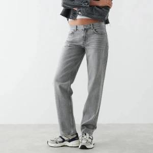 Gina tricot jeans - Säljer mina gråa lågmidjade jeans från Gina tricot. Jätte fint skick, som nya knappt använda, nypris är 500:)