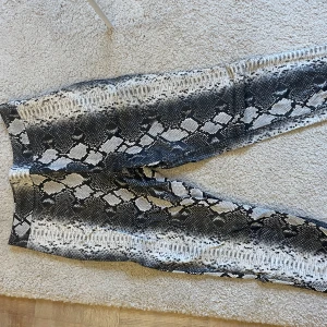 Skinnbyxa - Snygga skinnbyxor i skinnimmitation