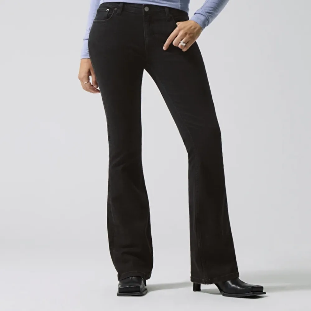 Ett par svarta bootcut jeans från monki med egen klipt slits❤️. Jeans & Byxor.