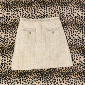 Kjol  - Vit Zara tweed kjol med dekorativa pärl knapar och silver detaljer 