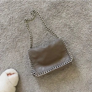 Grå axelrems tiamoväska - Säljer min knappt använda tiamo väska. Som ny. Frakt tillkommer på 26kr