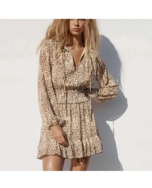 Zara klänning - Säljer min klänning från zara då jag inte använder den. Använd 1 gång så i nyskick ❤️