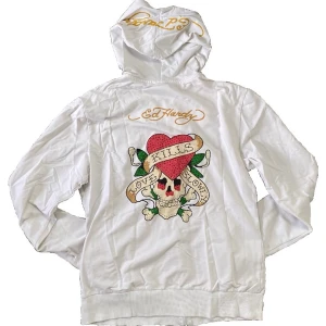 Ed hardy hoodie - Cool hoodie från ed hardy. Står strlk XXL men skulle säga mer M? ( sista bild hur den sitter på en S ish )