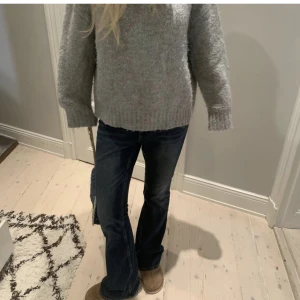 Jeans - Skit snygga jeans som var lite för små för mig! Annars så fin färg och passform🥲 (Lånade bilder)