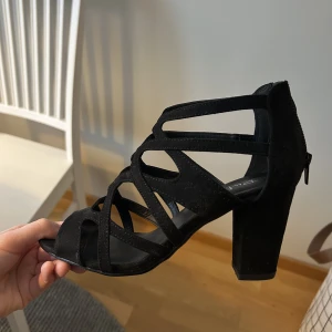 Svarta klackar  - Älskar dessa klackar men tyvärr är dom för små för mig, nyköpta och  endast använda en gång! Nypris 499kr