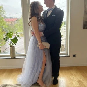 Balklänning från Dressroom Linné - Säljer min underbara balklänning från Dressroom Linné som endast är använd 1 gång💞 Den köptes förra våren för 4500kr i stl:36 och är i absolut nyskick🫶🏻 Jag är 160cm och har S i storlek🥰 FRAKT INGÅR❤️