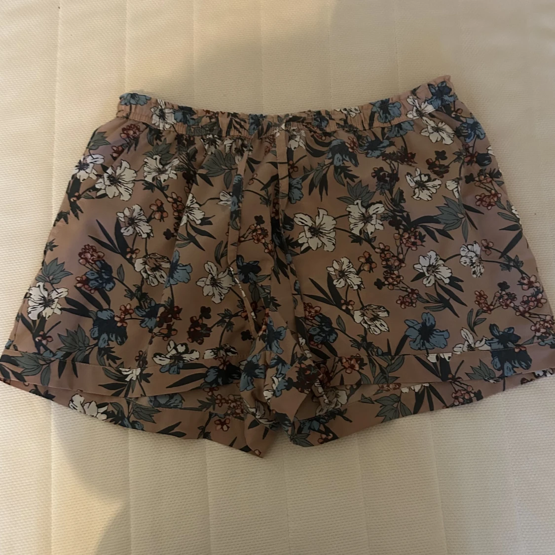 Blommiga shorts