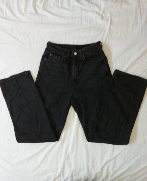 straight black jeans - Säljer dessa aldrig använda svarta highwaisted jeansen från Weekday. Orginal priset var ca 600. De är storlek 26/30 så ungefär en storlek S. Jag är 165 så om du är 160 - 170 bör längden passa! Tvättar alla plagg innan de säljs, även om de är oanvända :)