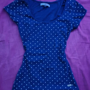 Tight vintage prickig tröja - Passar perfekt för alls sorts byxor, men ännu mer på lågmidjade. Kom priv för fler frågor🥰