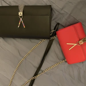 Valentinoväskor - 2 stycken äkta Valentinoväskor som knappt har kommit till användning och är därför som nya Köpta för 749kr och 800kr styck och jag säljer de nu för 600kr tillsammans!  skriv för fler bilder😊