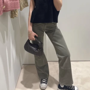 Grå/gröna jeans från Zara - Säljer dessa super sköna och stretchiga jeans från zara. Storlek 34 och använda en del gånger. Säljer då de tyvärr nu är försmå på mig💓💓💓😊