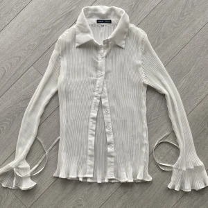 Skjorta - En supergulliga skjorta/blus. Strl 36. Köpare står för frakt🦢
