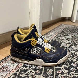  Jordan 4 Retro dunk from above - Jordan 4 i storlek 44. Jag har storlek 42 och de passar bra. De är änvända, därav det låga priset. Skriv för fler bilder eller frågor. Jag möts upp i Sthlm, men kan även frakta. Skorna är äkta.