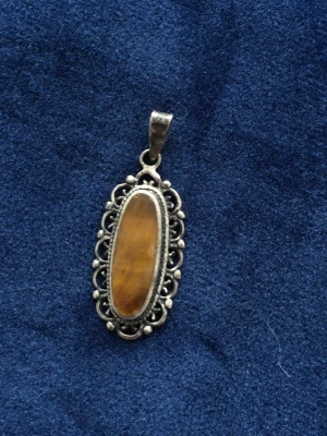 Liten berlock tigeröga och silver  - Stämplap 925 och med vackert infattad sten av tigeröga 