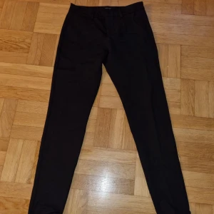 Kostymbyxa sisters point - Kostymbyxa. Fint skick. Skinny. 