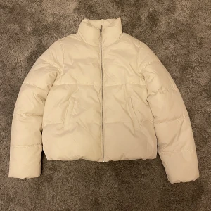 Vit jacka - Super snygg jacka från Vila. Helt oanvänd. Storlek 34. Ny pris 449kr mitt pris 200kr. 