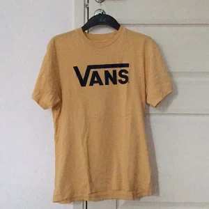 VANS T-SHIRT - Tröjan har inte används så mycket.  Den är i bra skick. Ordinarie pris: 300kr