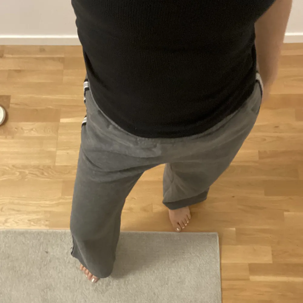 Köpte från Humana nyligen, har storleken XS-S (men passar även för M-S). Skriv i privat för fler bilder, klicka inte på köpa direkt ❤️. Säljer också andra low Rise jeans !!! . Jeans & Byxor.