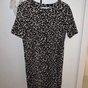 Leopardmönstrad klänning med snöre som man kan knyta i midjan 